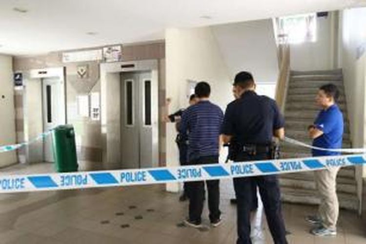 Garis polisi terlihat meingkari lift maut yang memotong tangan seorang manula di Singapura di kawasan Jurong