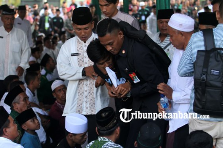 Dua mahasiswa yang mengaku dari BEM Universitas Riau diamankan oleh Pasukan Pengaman Presiden saat tiba-tiba berdiri dan berteriak Hidup Mahasiswa! sambil memperlihatkan sebuah kertas di sela-sela Presiden RI Joko Widodo memberikan kata sambutan saat Hari Ulang Tahun NU ke 92 di Halaman Mesjid Agung An Nur Pekanbaru, Rabu (9/5/2018). Salah satu tulisan pada kertas tersebut berisi kalimat Tolak Perpanjangan Kontrak Chevron di Blok Rokan. Sedangkan dua mahasiswa itu menggunakan baju kaos bertuliskan: Hidup di Riau #TakSemanisJanjiJokowi. 
