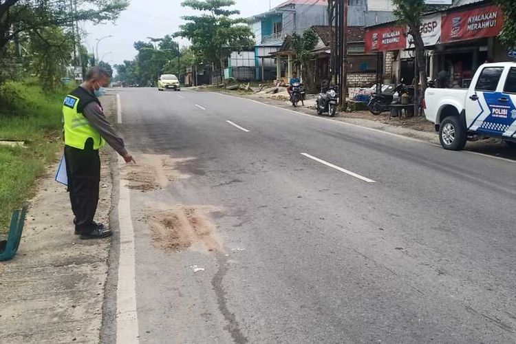 Petugas Satlantas Polres Tuban melakukan olah kejadian kecelakaan untuk menyelidiki dsn mengungkap pelaku tabrak lari yang menewaskan seorang nenek.