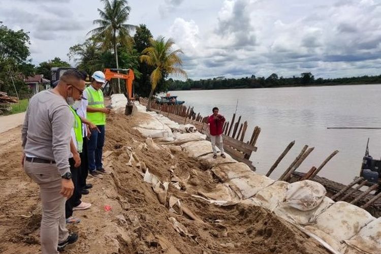 Geobag yang dibangun Kementerian Pekerjaan Umum dan Perumahan Rakyat (PUPR) untuk menahan banjir di Kabupaten Sintang, Kalimantan Barat (Kalbar) jebol. Koordinator Tanggap Darurat PT Wijaya Karya (Wika) Daniel Resdianto mengatakan, luasan geobag yang jebol tiga titik dan hanya sekitar 200 meter atau 4 persen dari total yang dibangun.