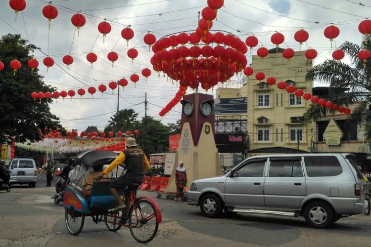 Nampak lampion sudah terpasang di kawasan Pasar Gede-Solo yang menjadi pusat perayaan Imlek 2018 di Kota Solo, Selasa ( 6/2/2018).