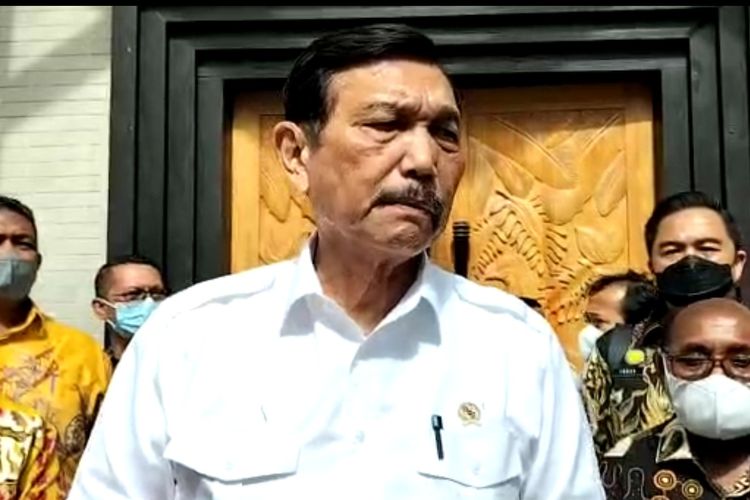 Menko Marves Luhut Binsar Pandjaitandi sebut APBN tak kuat menanggung membengkaknya subsidi energi, sehingga akan menyesuaikan harga BBM subsidi pekan depan. 