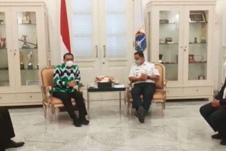 Wali Kota Metro Wahdi Siradjudin bertemu Gubernur DKI Anies Bawedan di Balai Kota, Rabu (23/2/2022).