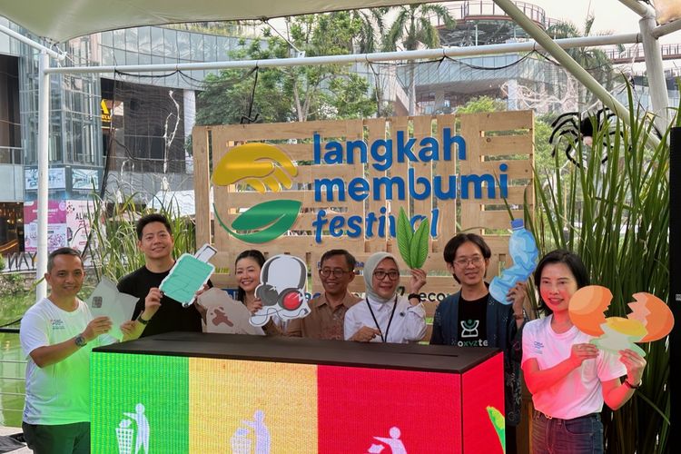 Acara seremoni Langkah Membumi Festival di Senayan Parks, Jakarta pada Selasa (29/10/2024). Langkah Membumi Festival akan kembali digelar di Senayan Park (SPARK) Jakarta pada 2-3 November 2024 mendatang.