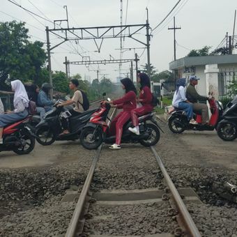  PT Kereta Api Indonesia (Persero) Daop 1 Jakarta melakukan perbaikan geometri dan penggantian komponen di perlintasan sebidang di Jalan Jombang Raya, dekat Stasiun Sudimara, Tangerang Selatan.