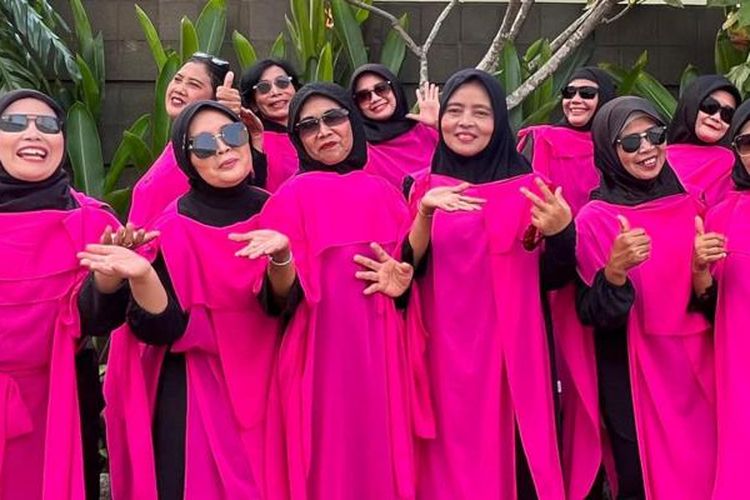 Lirik yang mereka nyanyikan bukan sekedar nyanyian, tapi pengalaman nyata semua anggota Mother Bank, ibu-ibu Dusun Wates, Desa Jatisura Kecamatan Majalengka, Jawa Barat.
