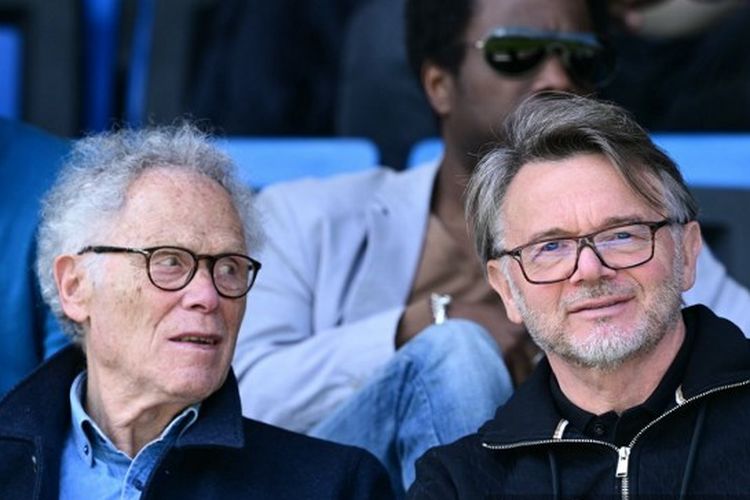 Eks pelatih Vietnam, Philippe Troussier, menyaksikan laga Indonesia vs Guinea dalam playoff Olimpiade 2024 di Clairefontaine pada 9 Mei 2024.