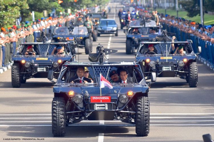 Presiden Joko Widodo menumpang jip tempur saat mendatangi Rapim TNI/Polri di Kompleks Mabes TNI, Cilangkap, Jakarta Timur, Selasa (23/1/2018).