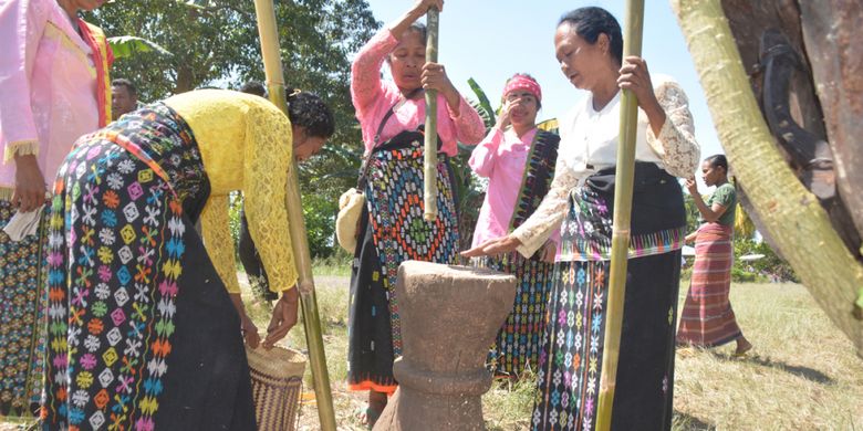 Sekam Woja Wole dipisahkan untuk menghasilkan beras, Senin (30/7/2018). 