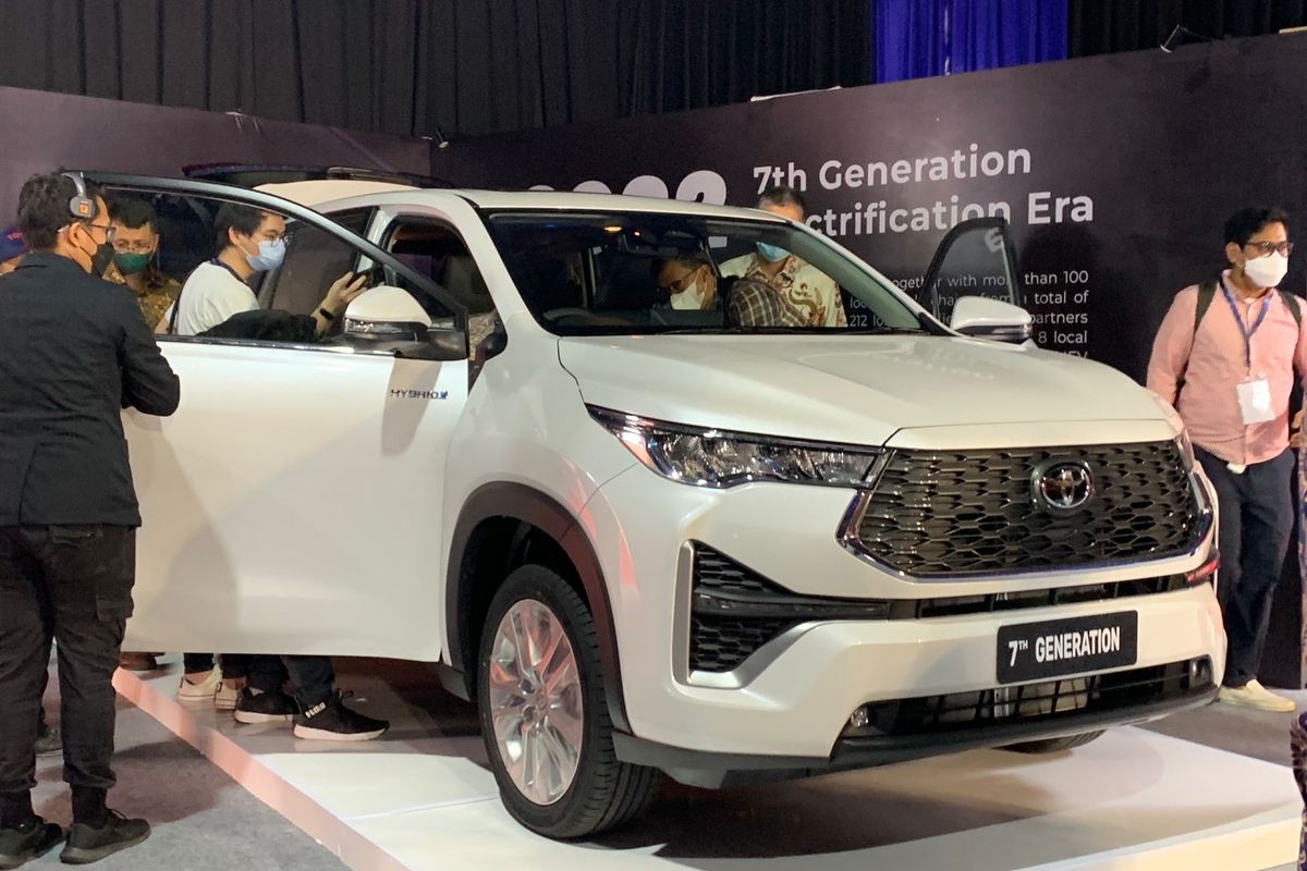 Toyota melakukan seremoni produksi lokal pertama mobil listrik di Indonesia pada Senin (21/11/2022). Lewat Toyota Kijang Innova Zenix, yang untuk pertama kalinya meluncur di dunia.
