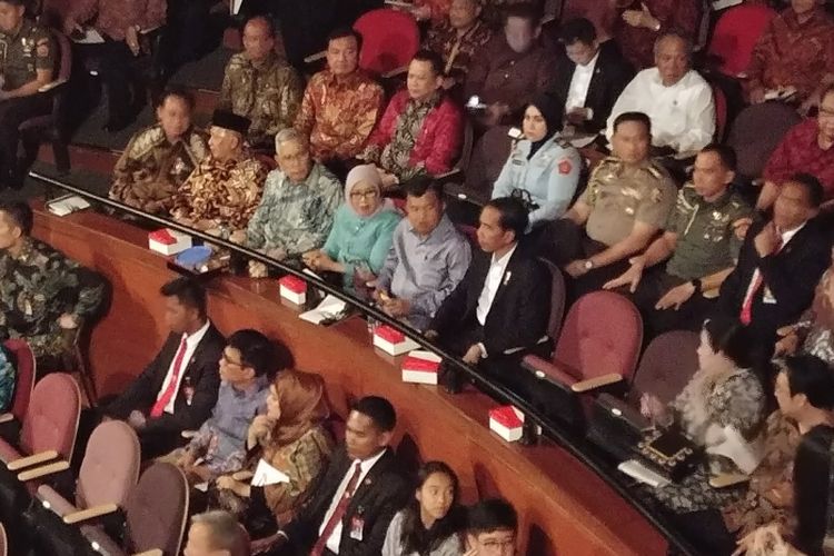 Presiden Joko Widodo menghadiri perayaan hari ulang tahun Presiden kelima RI yang juga Ketua Umum PDI-P Megawati Soekarnoputri ke-71. Perayaan dilangsungkan di Teater Taman Ismail Marzuki, Jakarta Pusat, Selasa (23/1/2018). 