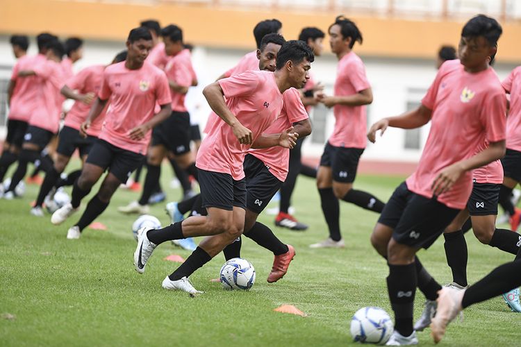 Sejumlah pesepak bola mengikuti seleksi pemain Timnas Indonesia U-19 di Stadion Wibawa Mukti, Cikarang, Bekasi, Jawa Barat, Senin (13/1/2020). Sebanyak 51 pesepak bola hadir mengikuti seleksi pemain Timnas U-19 yang kemudian akan dipilih 30 nama untuk mengikuti pemusatan latihan di Thailand.