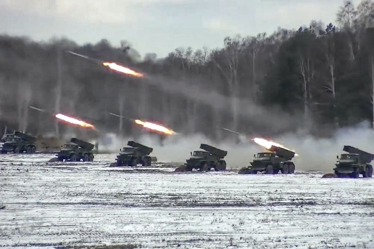 Foto dari video yang dirilis Kementerian Pertahanan Rusia pada Jumat (4/2/2022) menunjukkan sejumlah kendaraan peluncur roket menembak dalam latihan militer bersama Belarus dan Rusia di Brestsky.