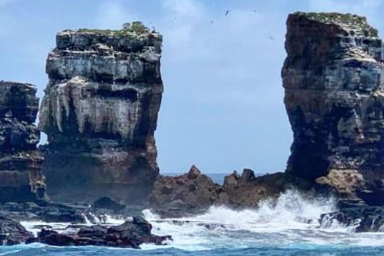 Dawrin's Arch di Kepulauan Galapagos runtuh pada hari Senin (17/5/2021) akibat erosi.