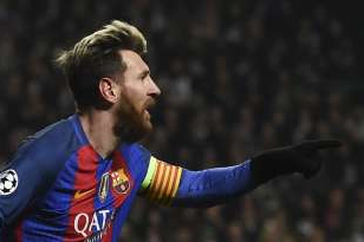 Penyerang FC Barcelona, Lionel Messi, merayakan gol ke gawang Celtic dalam laga Liga Champions di Celtic Park, Rabu (23/11/2016) waktu setempat.