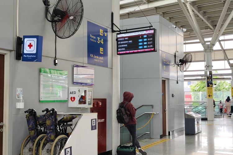 Calon penumpang kereta api di Stasiun Jatinegara, Kamis (18/12/2025). 