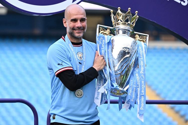 Pelatih Manchester City Josep Pep Guardiola mengangkat trofi Premier League setelah menang 3-1 atas Chelsea pada laga pekan ke-37 Liga Inggris 2022-2023 di Stadion Etihad, Minggu (21/5/2023) malam WIB.