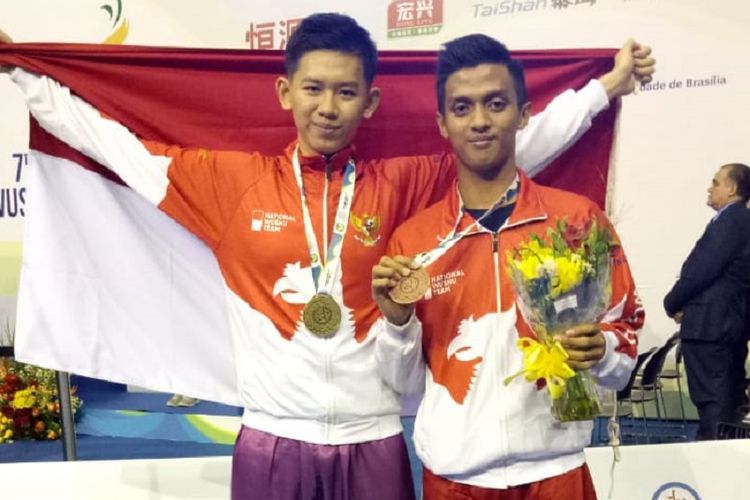 Atlet wushu Indonesia, Jevon Kuswoyo (kiri) dan Ahmad Gifari.