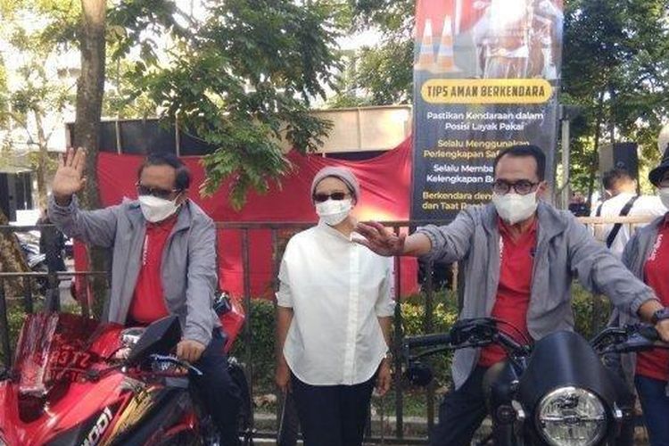 Menteri Perhubungan, Budi Karya Sumadi, bersama Menko Polhukam Mahfud MD, Menteri Luar Negeri Retno Marsudi, dan Rektor UGM Prof Ova Emilia melihat pameran motor modifikasi dalam rangkaian kegiatan road safety campaign, di UGM Yogyakarta, Sabtu (27/8/2022) 