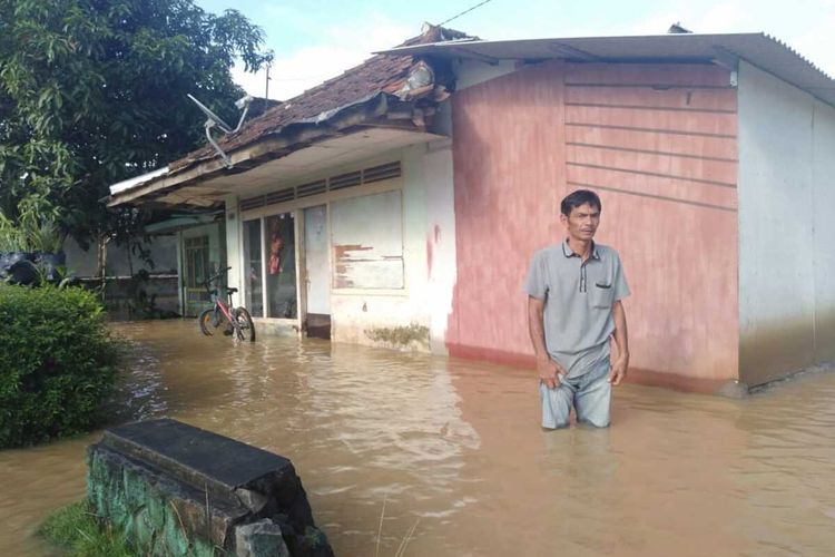 Warga Desa Tanjungsari Kecamatan Sukaresik Kabupaten Tasikmalaya kembali terendam banjir akibat luapan Sungai Citanduy dan Cikidang pasca hujan deras melanda wilayah tersebut, Rabu (8/4/2020).