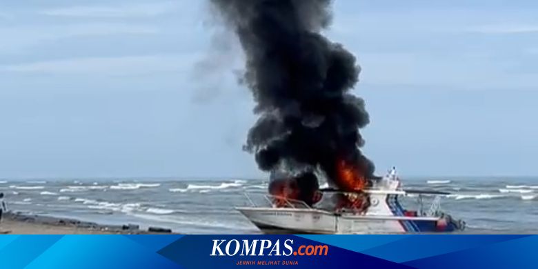 Kapal Patroli KKP Dibakar Massa Nelayan di Pantai Muara Sumbar