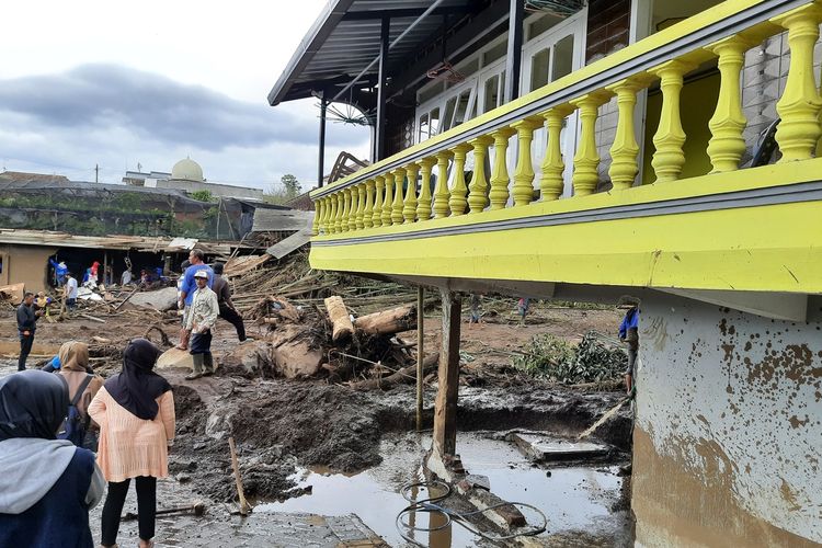 Warga membersihkan bekas material banjir di Desa Bulukerto, Kecamatan Bumiaji, Kota Batu, Jawa Timur, Jumat (5/11/2021).