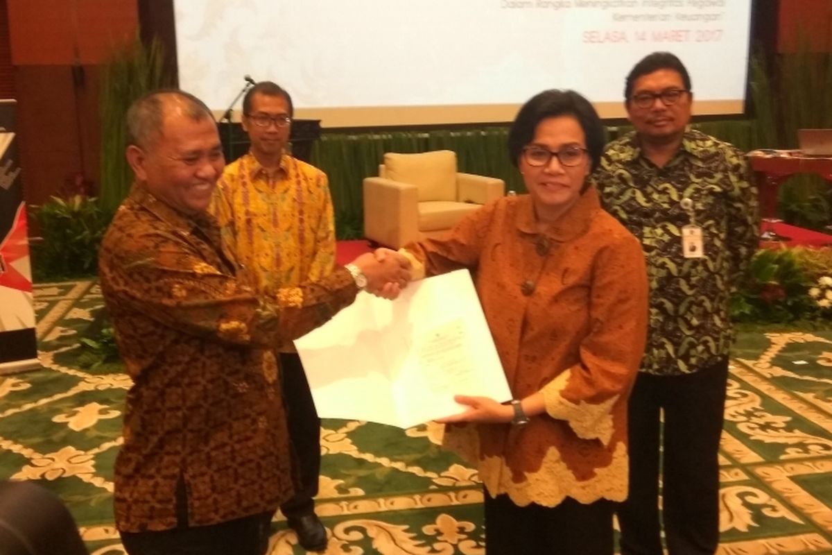 Menteri Keuangan Sri Mulyani Indrawati dan Ketua KPK Agus Rahardjo di Kementerian Keuangan, Jakarta, Selasa (14/3/2017).