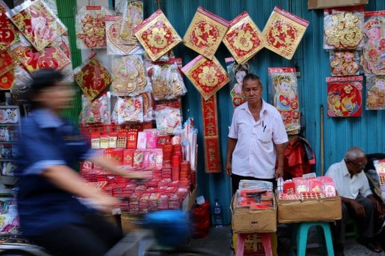 Pedagang pernak-pernik Tahun Baru China atau Imlek di Pasar Glodok di kawasan Pecinan Petak Sembilan, Taman Sari, Jakarta Barat, Rabu (25/1/2017). Aktivitas ekonomi di Pasar Glodok menunjukkan peningkatan dan para pedagang sudah menjajakan berbagai kebutuhan perayaan menjelang Imlek 2568 pada 28 Januari 2017.