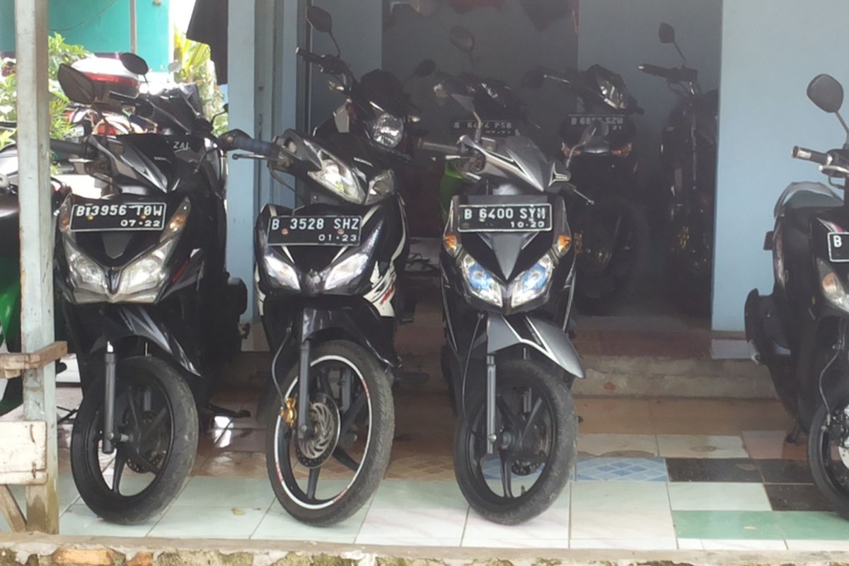 Salah satu motor bebek jenis Honda Blade (dua dari kiri) yang dijual di diler motor bekas Kembar Motor di Jagakarsa, Jakarta Selatan, Rabu (31/1/2018).