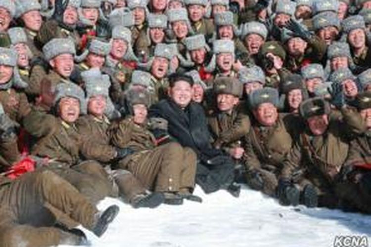 Dalam foto yang dirilis kantor berita KCNA ini, terlihat pemimpin Korea Utara Kim Jong Un berada di tengah-tengah anggota militer negeri itu di puncang Gunung Paektu, gunung tertinggi di Korea Utara.