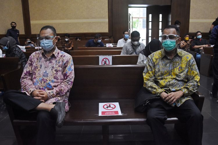 Terdakwa kasus suap pengurusan pajak Angin Prayitno Aji (kanan) dan Dadan Ramdani (kiri) menunggu dimulainya sidang pembacaan putusan di Pengadilan Tipikor, Jakarta, Jumat (4/2/2022). Majelis hakim memvonis mantan Direktur Pemeriksaan dan Penagihan Ditjen Pajak Kemenkeu Angin Prayitno Aji dengan hukuman sembilan tahun pidana penjara dan denda Rp500 juta subsider tiga bulan kurungan serta mantan Kepala Sub Direktorat Kerja Sama dan Dukungan Pemeriksaan Ditjen Pajak Kemenkeu Dadan Ramdani divonis enam tahun penjara dan denda Rp300 juta subsider dua bulan kurungan karena terbukti secara sah melakukan suap terkait pemeriksaan perpajakan untuk tiga wajib pajak yakni PT Gunung Madu Plantations, PT Bank PAN Indonesia Tbk, dan PT Jhonlin Baratama. ANTARA FOTO/Indrianto Eko Suwarso/foc.