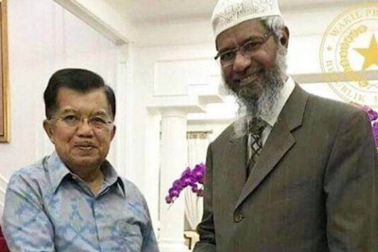 Wakil Presiden Jusuf Kalla berjabat tangan dengan ulama Zakir Naik saat bertemu di rumah dinas, Sabtu (4/3/2017). 

