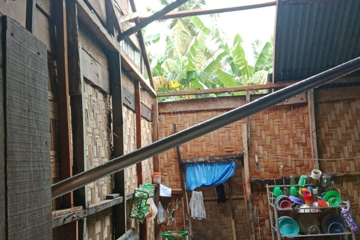 Rumah salah seorang warga di Asahan rusak akibat diterjang angin puting beliung, Senin (12/5/2025)