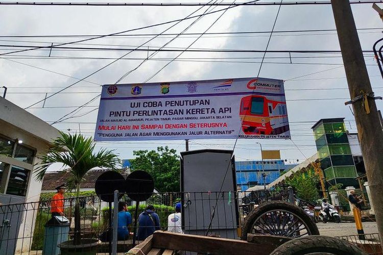 Informasi uji coba penutupan lintasan kereta api Stasiun Pasar Minggu, Jakarta Selatan