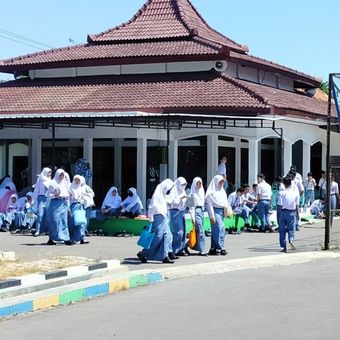 Sejumlah siswa SMA 2 Brebes, Jawa Tengah, Selasa (1/8/2023).