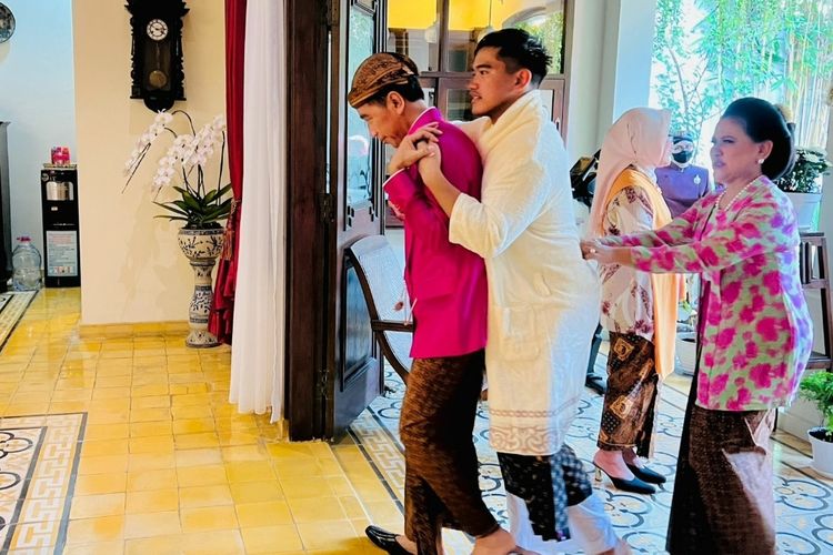  Presiden Joko Widodo didampingi Ibu Iriana saat menggendong Kaesang Pangarep usai prosesi siraman di kediaman keluarga di Sumber, Kota Surakarta, Jumat (9/12/2022). 
