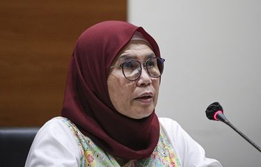 Wakil Ketua KPK Lili Pintauli Siregar menyampaikan keterangan pers terkait Operasi Tangkap Tangan (OTT) KPK di Kuantan Singingi di gedung KPK, Jakarta, Selasa (19/10/2021). KPK menetapkan dua orang tersangka dalam OTT tersebut yakni Bupati Kuantan Singingi periode 2021-2026 Andi Putra dan General Manager PT Adimulia Agrolestari Sudarso terkait kasus dugaan tindak pidana korupsi perpanjangan izin Hak Guna Usaha (HGU) sawit di Kabupaten Kuantan Singingi Provinsi Riau. ANTARA FOTO/Dhemas Reviyanto/rwa.