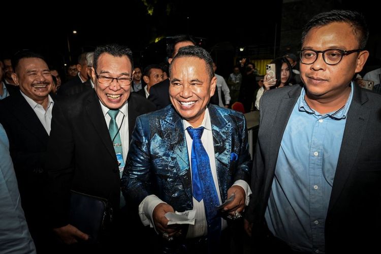 Anggota Tim Pembela Prabowo-Gibran Hotman Paris (tengah) berjalan untuk mendaftarkan diri sebagai pihak terkait dalam gugatan Perselisihan Hasil Pemilihan Umum (PHPU) ke Mahkamah Konstitusi (MK) di Jakarta, Senin (25/3/2024). Tim Pembela Prabowo-Gibran yang dipimpin oleh Yusril Ihza Mahendra mendaftarkan diri untuk menghadapi gugatan sengketa Pilpres 2024 yang diajukan kubu Anies Baswedan-Muhaimin Iskandar dan Ganjar Pranowo-Mahfud MD di MK. ANTARA FOTO/ Erlangga Bregas Prakoso/YU