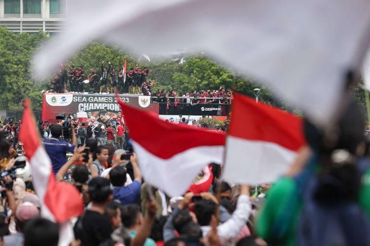 Pawai Timnas Skuad Garuda Muda disambut masyarakat di Bundaran Hotel Indonesia, Jakarta, Jumat (19/5/2023). Timnas U-22 Indonesia meraih medali emas SEA Games 2023.