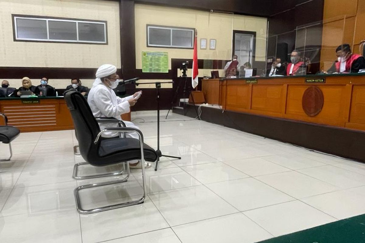 Rizieq Shihab at his trial in East Jakarta State Court, Thursday (20/5/2021).