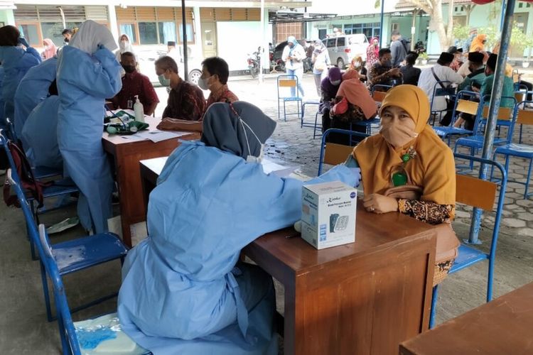Vaksinasi Calon Jamaah Haji di Kantor Dinkes Gunungkidul Kamis (27/1/2022)