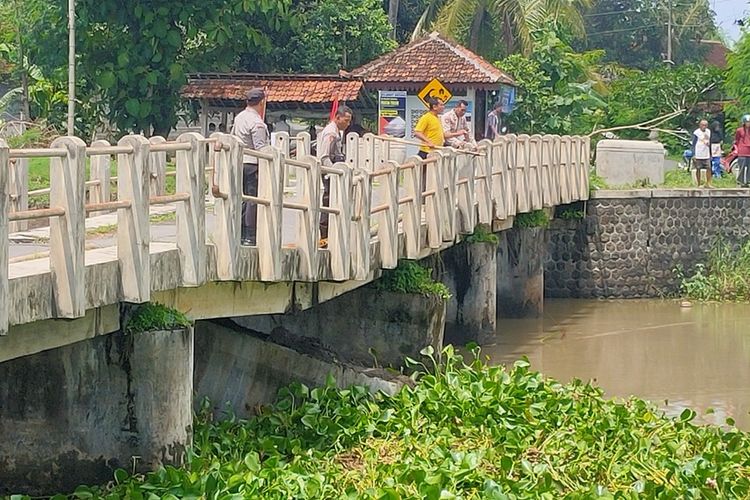 Jembatan akses masuk ke kawasan wisata Pantai Trisik patah di Padukuhan Banaran, Kalurahan Sidorejo, Kapanewon Galur, Kabupaten Kulon Progo, Daerah Istimewa Yogyakarta. Enceng gondok dari hulu memenuhi kaki jembatan. Warga berusaha menghanyutkannya.