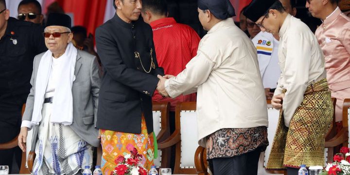 Pasangan Capres-Cawapres nomor urut 1 Joko Widodo (kedua dari kiri)-Maaruf Amin (kiri) dan nomor urut 2 Prabowo Subianto (kedua dari kanan)-Sandiaga Uno pada Deklarasi Kampanye Damai dan Berintegritas di Kawasan Monas, Jakarta, Minggu (23/9/2018). Deklarasi tersebut bertujuan untuk memerangi hoaks, ujaran kebencian dan politisasi SARA agar terciptanya suasana damai selama penyelenggaraan Pilpres 2019.