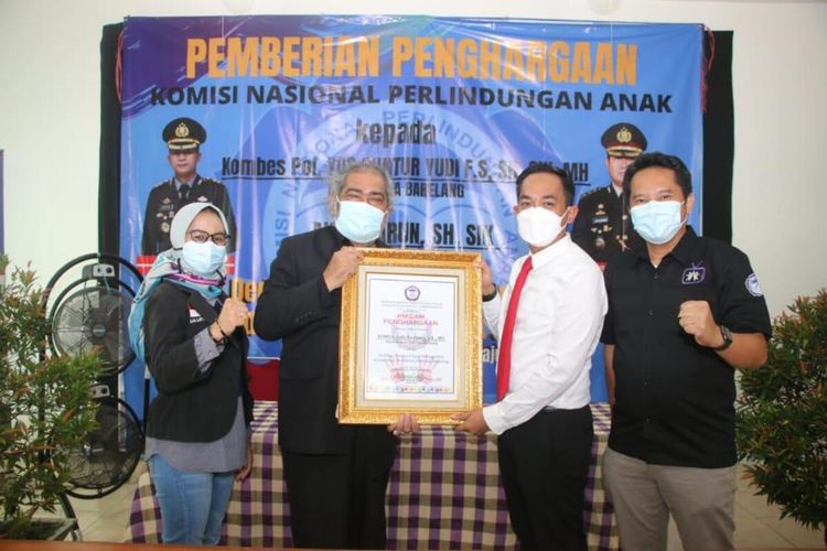 Kasatreskrim Polresta Barelang, Kompol Andri Kurniawan (baju putih) saat menerima penghargaan dari Komnas Perlindungan Anak, di Kota Batam, Kepri, beberapa waktu lalu.