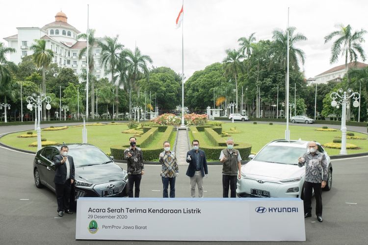 Penyerahan mobil listrik Hyundai Ioniq dan Kona EV di Gedung Sate, Jawa Barat.