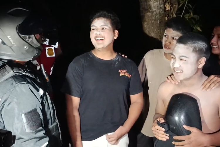 Polisi Pergoki Remaja Berdandan ala Pocong di Lumajang, Ternyata Hukuman Kalah Main Kartu