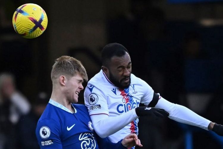 Bek kiri Chelsea, Lewis Hall (kiri), berduel udara dengan striker Crystal Palace, Jordan Ayew. Laga Chelsea vs Crystal Palace pada pekan ke-20 Liga Inggris 2022-2023 digelar di Stadion Stamford Bridge, London, pada Minggu (15/1/2023). Laga tersebut dihadiri oleh pemain baru Chelsea, Mykhailo Mudryk.