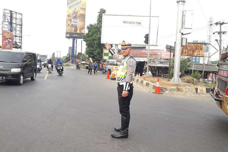 Kanit Turjawali Sat lantas Polres Karawang Aipda Ali Idrus di Simpang Jomin, Kabupaten Karawang, Senin (3/6/2019).