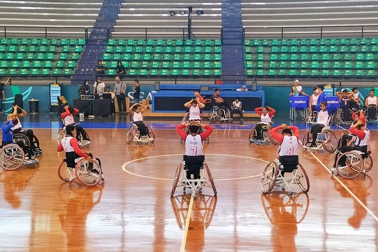 Jelang ASEAN Para Games 2022, seluruh kontingen atlet basket wheelchair melakukan pemanasan sebelum melakukan klasifikasi kelayakan bermain di Gor Indoor Sritex Kota Solo, Jawa Tengah, Kamis (28/7/2022)