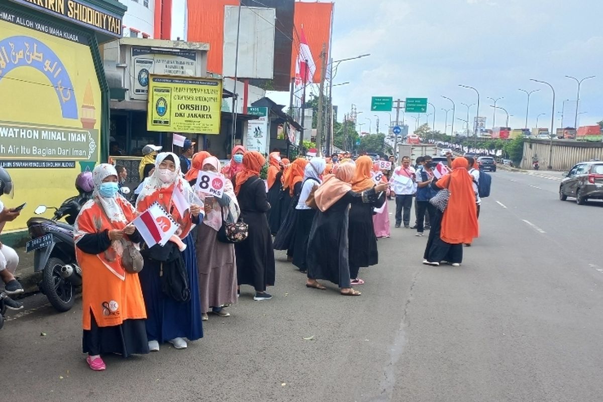 Jelang deklarasi bacapres dari PKS, sejumlah simpatisan partai mulai berkumpul di beberapa titik Jalan TB Simatupang, Jakarta Selatan, pada Kamis (23/2/2023).
